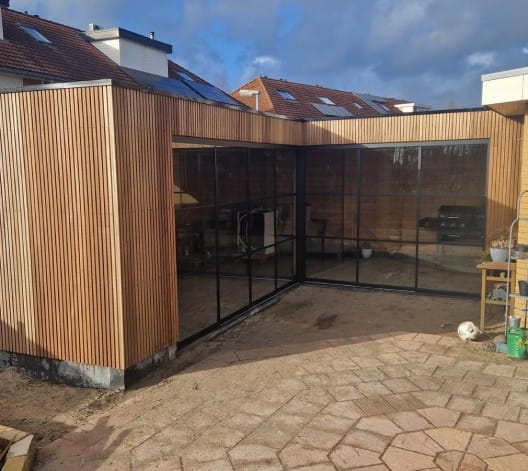 ENKEL PROJECT - L-vormige overkapping groot L-vormige overkapping op maat