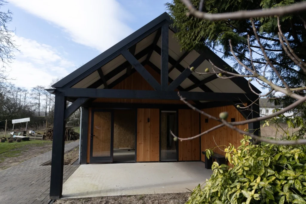 Houten buitenverblijf bouwen Pergola laten bouwen